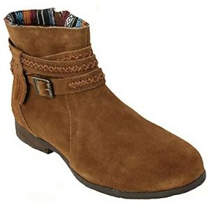 NIB Minnetonka Dixon Suede Ankle Boots